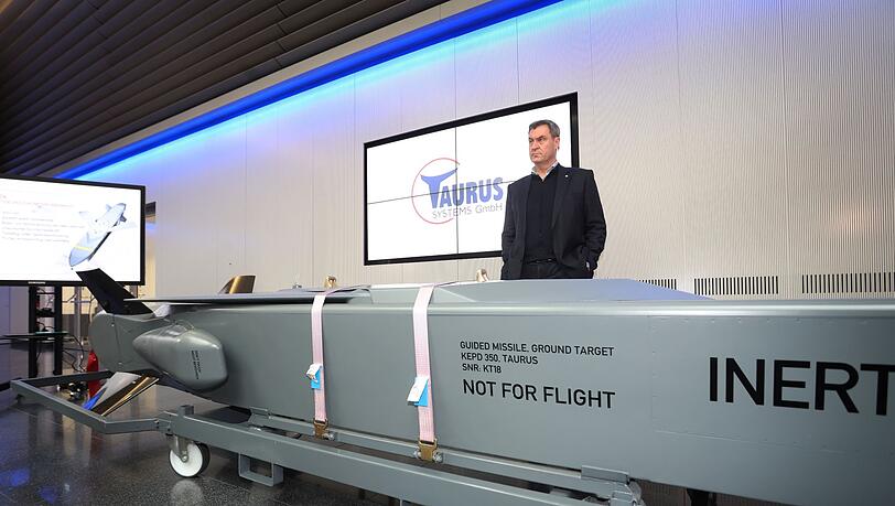 Markus Söder, bayerischer Ministerpräsident (CSU), steht an dem Ausstellungsstück eines Taurus KEPD 350 Marschflugkörpers im Showroom des Rüstungsunternehmens MBDA.