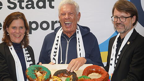 Überglücklich sind Oberbürgermeister Dieter Reiter und Bürgermeisterin Verena Dietl und Sportreferent Florian Kraus (Grüne) über das Ergebnis des Bürgerentscheids.