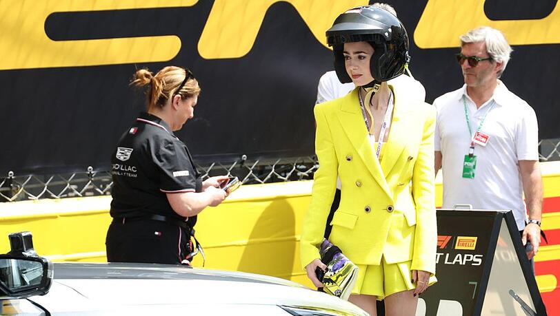 Lily Collins schaut sich als Emily in "Emily in Paris" die Formel 1 in Monaco genauer an.