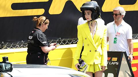 Lily Collins schaut sich als Emily in "Emily in Paris" die Formel 1 in Monaco genauer an.