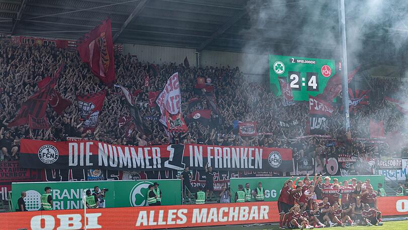 Euphorisch posieren die Spieler des 1. FC Nürnberg nach dem Derbyerfolg in Fürth vor den Fans. Euphorisch posieren die Spieler des 1. FC Nürnberg nach dem Derbyerfolg in Fürth vor den Fans.
