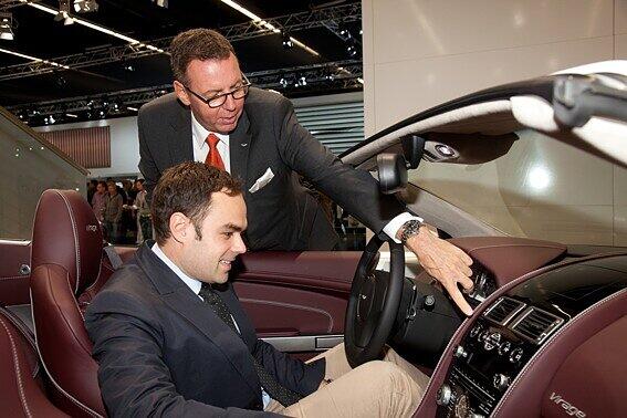 1860-Geschäftsführer Robert Schäfer zu Gast am Aston-Martin-Stand bei der IAA