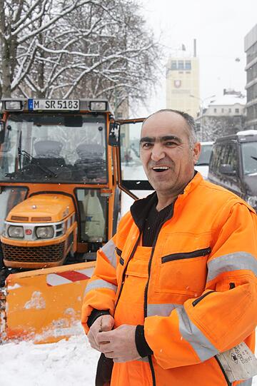 &bdquo;Richtig angenehm&ldquo;. Yildizhan Süleman (49), Mitarbeiter der Straßenreinigung: &bdquo;Ich friere eigentlich nie, aber im Vergleich zu letzter Woche ist das Wetter jetzt richtig angenehm. Bei soviel Schnee habe ich natürlich viel zu tun. Ich mag den Schnee, und ein richtiger Winter ist auch gut für die Natur.&ldquo;