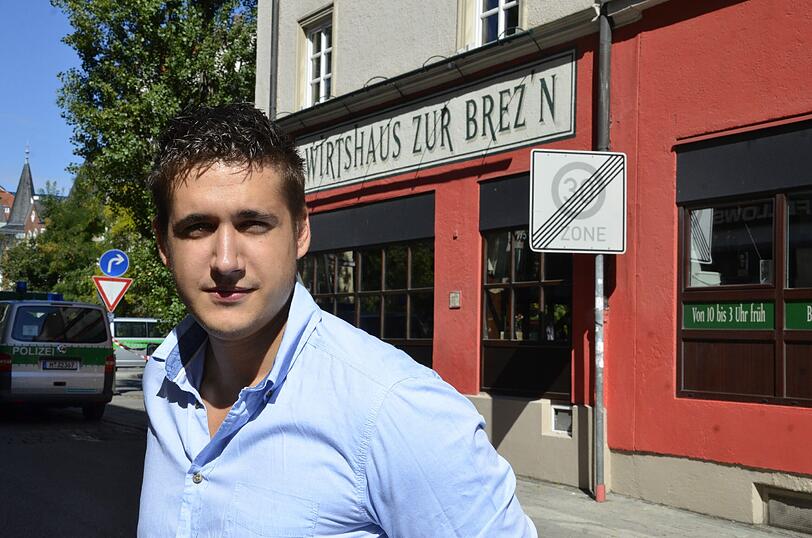 RAUSSCHMISS AUS DEM LOKAL: Vadim, Kellner im Wirtshaus &bdquo;Zur Brezn&ldquo;: &bdquo;Gestern war das Lokal voll besetzt. Dann mussten wir alle Gäste rauswerfen. Wir hatten nicht mal Zeit, die Tische abzuwischen.&ldquo;
