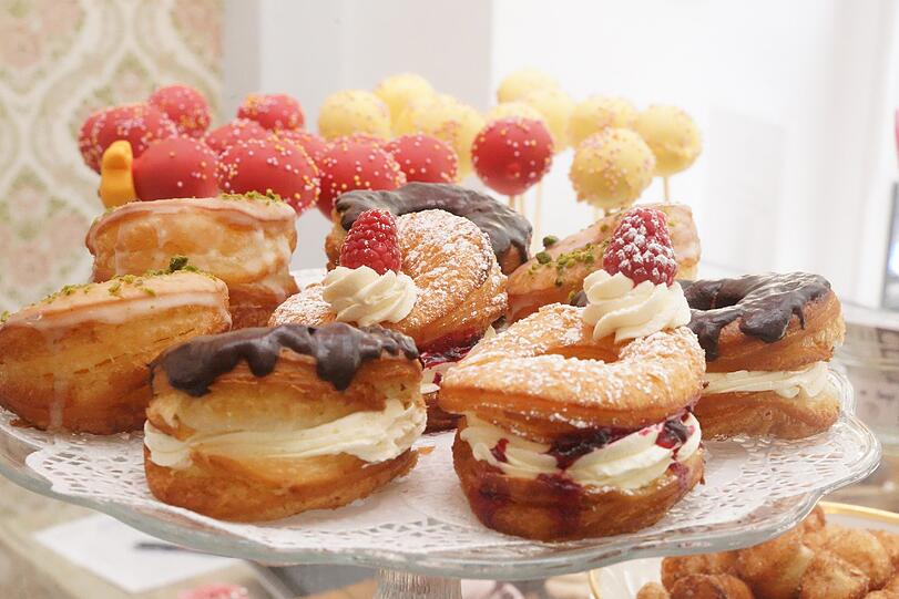 Die Cronuts von "Wir machen Cupcakes": Mit Zuckerguss, Schokolade oder mit Beeren und Vanille.