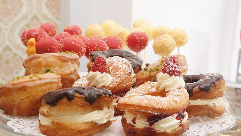 Die Cronuts von "Wir machen Cupcakes": Mit Zuckerguss, Schokolade oder mit Beeren und Vanille. Die Cronuts von "Wir machen Cupcakes": Mit Zuckerguss, Schokolade oder mit Beeren und Vanille.