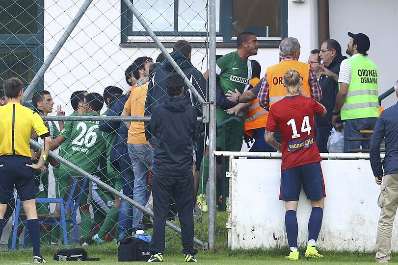Hass und Gewalt: Prügel-Fans stürmen das Feld mit Palästina-Fahnen und gehen auf die Spieler der israelischen Mannschaft los. Die Bilder.