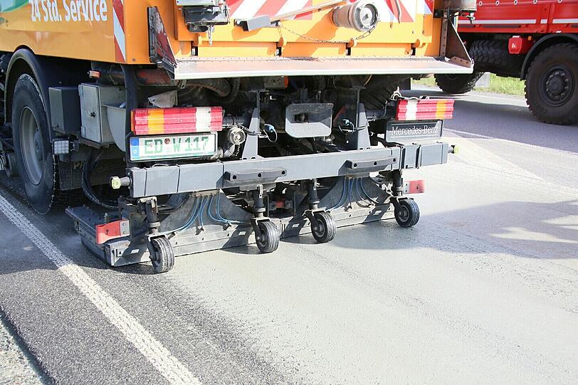 Bohrschlamm auf der B12 bei Forstinning löste ein Verkehrschaos aus. Bis weit in die Nacht hinein kam es zu Behinderungen.