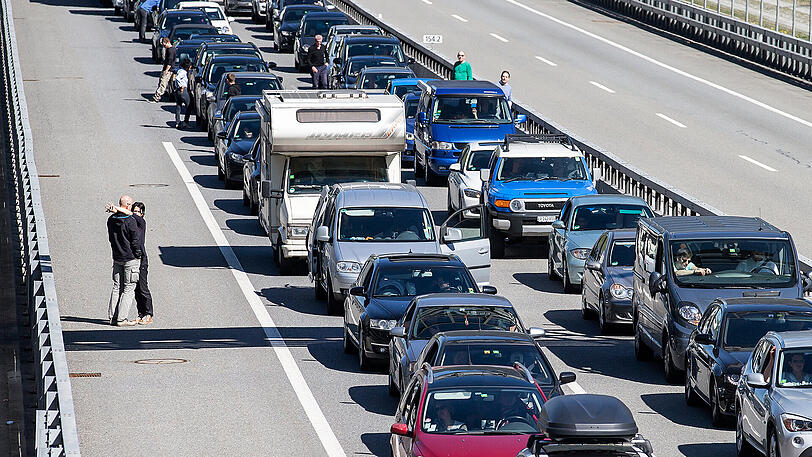 Kilometerlanger Stau vor dem Gotthard-Tunnel bei frühlingshaftem Wetter.