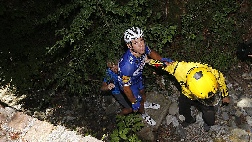 Nach dem Sturz über die Mauer: Der belgische Radprofi Philippe Gilbert kommt wieder nach oben - die Bilder.