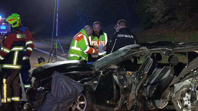 Bei einem schweren Unfall auf der A9 kam ein 22-Jähriger ums Leben.