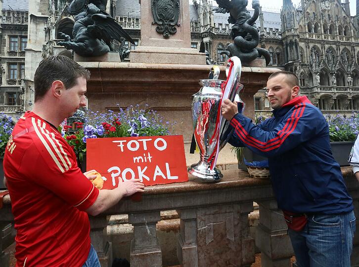 Die Bayernfans sind bereit für einen außergewöhnlichen Fußballabend. Bei brittischem Wetter und bayerischem Bier präsentieren sie die Fans lautstark am Marienplatz. Die besten Bilder.