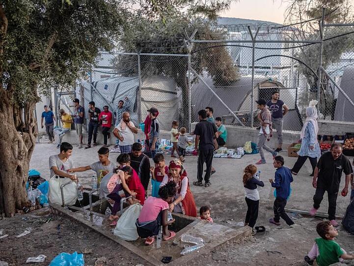 Migranten im Flüchtlingslager Moria auf der griechischen Insel Lesbos. Hier leben auch viele Kinder.