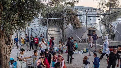 Migranten im Flüchtlingslager Moria auf der griechischen Insel Lesbos. Hier leben auch viele Kinder.