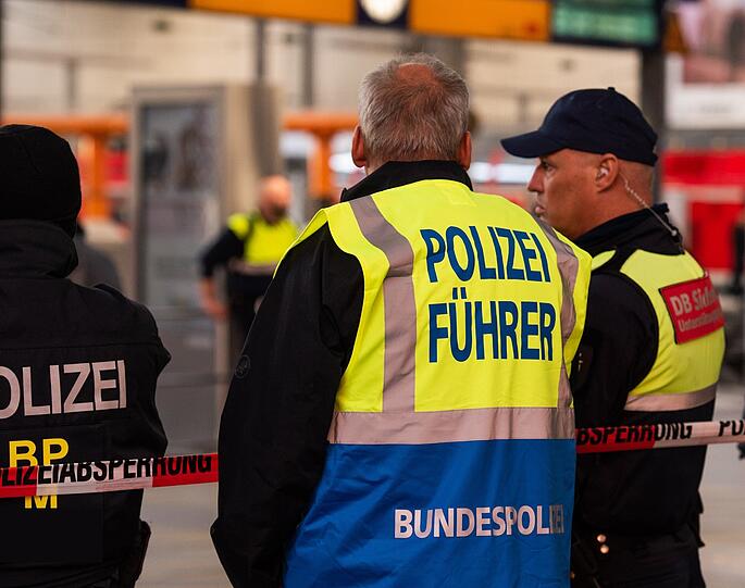 Der Zugverkehr war von den polizeilichen Maßnahmen nicht betroffen.