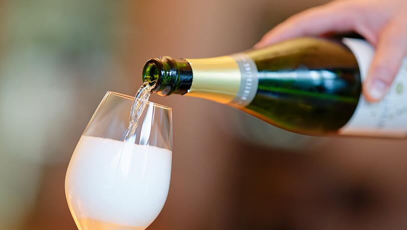 Schaumwein ist beliebt in Deutschland - aber der Absatz geht nach unten. (Symbolbild)