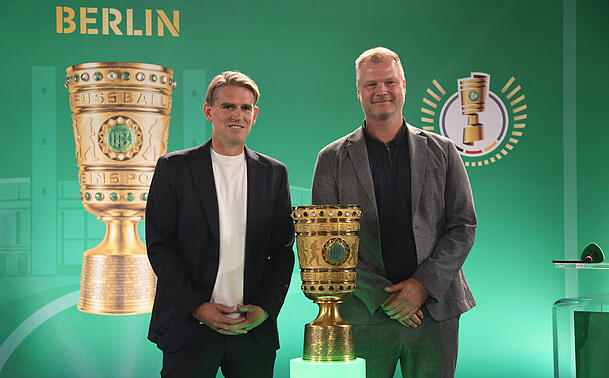 Will mit dem FC Bayern den Pokal gewinnen: Sportdirektor Christoph Freund, hier mit Stuttgart-Boss Fabian Wohlgemuth.