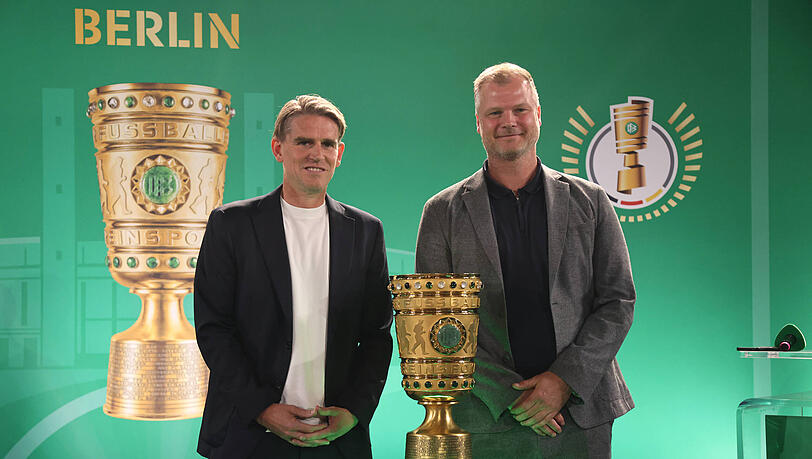 Will mit dem FC Bayern den Pokal gewinnen: Sportdirektor Christoph Freund, hier mit Stuttgart-Boss Fabian Wohlgemuth. Will mit dem FC Bayern den Pokal gewinnen: Sportdirektor Christoph Freund, hier mit Stuttgart-Boss Fabian Wohlgemuth.