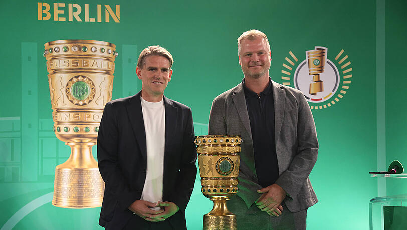 Will mit dem FC Bayern den Pokal gewinnen: Sportdirektor Christoph Freund, hier mit Stuttgart-Boss Fabian Wohlgemuth.