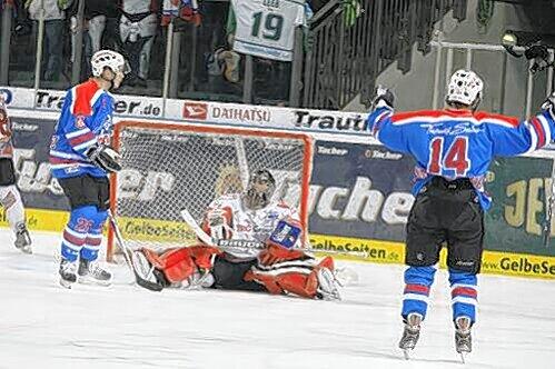 DEG-Goalie Jean-Sebastian Aubin kann es nicht fassen: Der Puck ist drin. Rechts jubelt Tyler Mosienko.