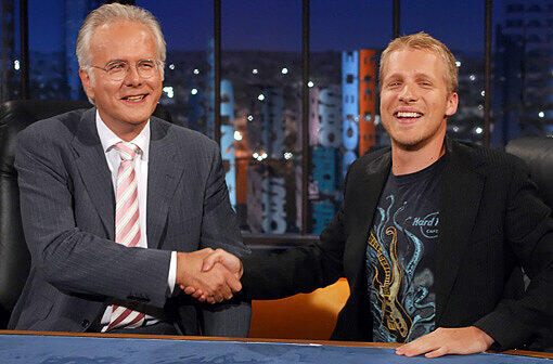 So freundlich wie auf dem Photo ging es zwischen Oliver Pocher und Harald Schmidt auch zu Zeiten der gemeinsamen Show nicht immer zu. In einer Sendung schenkte die Rapperin Lady Bitch Ray Oliver Pocher eine Tube Vaginalsekret. Pocher reagierte unbeholfen. Als er sich am Ende der Sendung über den Auftritt des Musik-Acts lustig machte, schoss Schmidt vor laufender Kamera mit scharfer Munition zurück: &bdquo;Das ist jetzt aber völlig uncharmant für so eine kleine, miese Type, die, wenn sie Fotzensekret überreicht kriegt, erstmal so klein ist mit Hut und dann einem ausländischen Gast, der kein Deutsch versteht, so eine reinsemmelt. Ist uncool! Oliver Pocher, nächstes Mal hat er es begriffen.&ldquo; Pocher konnte seinen Co-Moderator nur noch entgeistert anstarren.