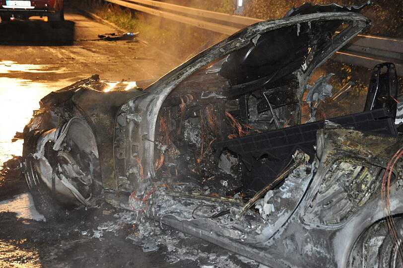 &bdquo;Die haben wahnsinniges Glück gehabt. Ihr Porsche war mit mindesten Tempo 150 Kilometern pro Stunde unterwegs&ldquo; - die Bilder vom Horror-Crash auf der A92.