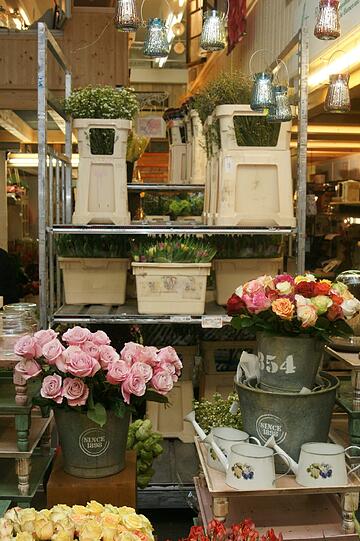 Blütenpracht auf dem Blumengroßmarkt in der Schäftlarnstraße. In der Halle ist es sehr kalt, damit die Blumen länger frisch bleiben.