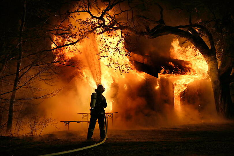 Die kleine Hütte am Waldrand stand beim Eintreffen der Feuerwehr im Volbrand. Die Flammen schlugen teilweise bis zu zwölf Meter hoch.