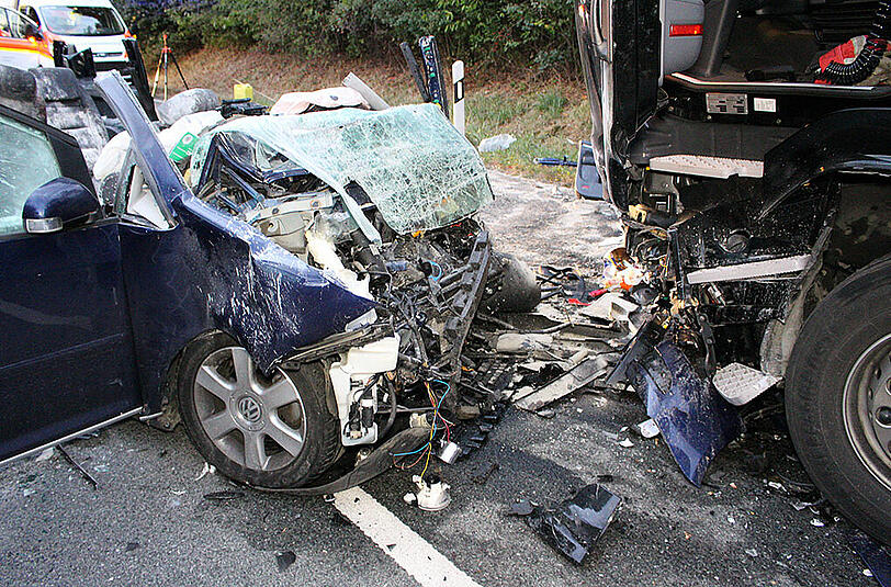 Bei dem Crash wurde der VW Touran komplett zerstört. Die Bilder von der Unfallstelle.