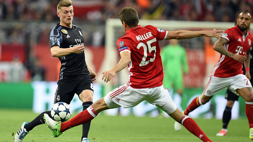 Thomas Müller: Note 5.  Nach Knöchelverletzung zurück, ersetzte  
Lewandowski als Mittelstürmer. Diese Position liegt dem Weltmeister  
nicht, das sah man. Verlor viele Bälle, kam selbst nicht zum Abschluss.