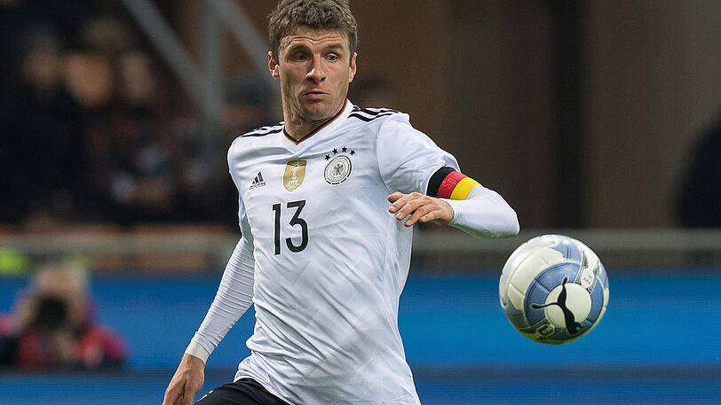 Thomas Müller zählt zu Löws wichtigsten Spielern überhaupt. Er ist mit 90 Länderspielen der erfahrenste Spieler im Kader und zugleich der torgefährlichste (38 Treffer). Sollte Manuel Neuer nicht fit werden, ist der 28-Jährige der Mannschaftskapitän: "Thomas kann diese Aufgabe hervorragend ausführen, weil er ein Spieler ist, der zu allen in der Mannschaft ein gutes Verhältnis hat", sagte Löw jüngst der "Bild".