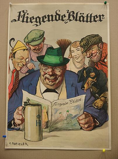 1911: Ja, wenn die Lektüre so amüsant ist, dann kaufmer&rsquo;s halt auch, oder &ndash; die "Fliegenden Blätter"? So hieß eine illustrierte Satire-Wochenschrift, die von 1845 bis 1928 beim Münchner Verlag Braun & Schneider erschienen ist (Auflage 1948: 15.000). Der "Dackelmaler" August Roeseler hat sich dazu ein munteres Werbeplakat einfallen lassen, das einen Querschnitt der Münchner Bürger um 1911 zeigt: einen Bilderbuch-Grantler mit Dackel und Hofbräu-Maß aus dem Steinkrug &ndash; umringt von einem Lehrer (mit Monokel), Arbeitern und einer feinen Perlenketten-Dame.