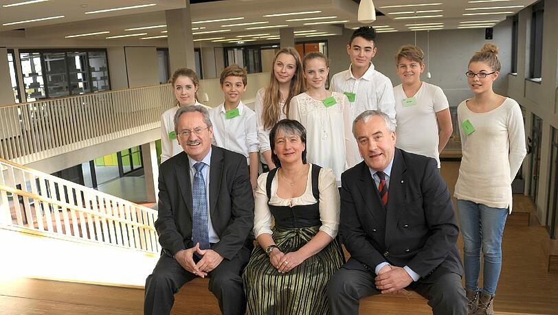 OB Ude, Schulleiterin Susanne Asam und Kultusminister Ludwig Spaenle bei der offiziellen Eröffnungsfeier. OB Ude, Schulleiterin Susanne Asam und Kultusminister Ludwig Spaenle bei der offiziellen Eröffnungsfeier.
