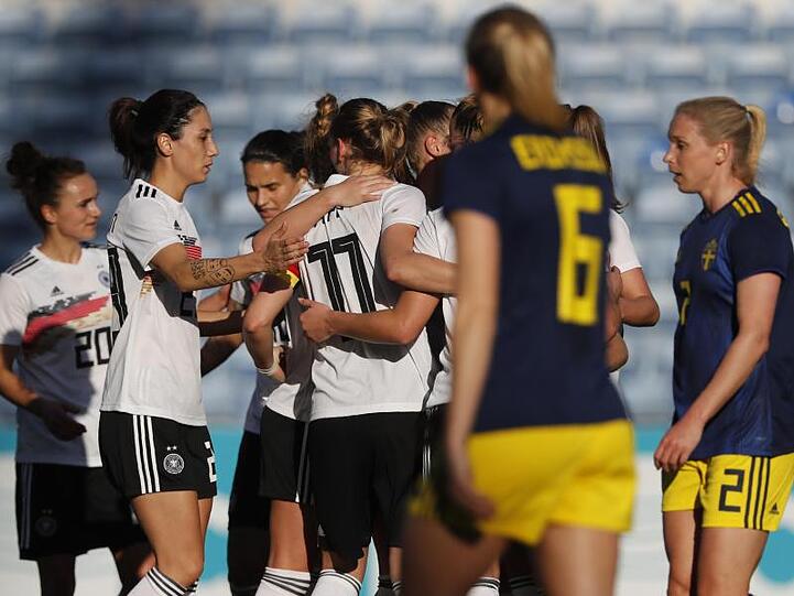 Die deutschen Spielerinnen feiern das Tor zum 1:0 gegen Schweden.