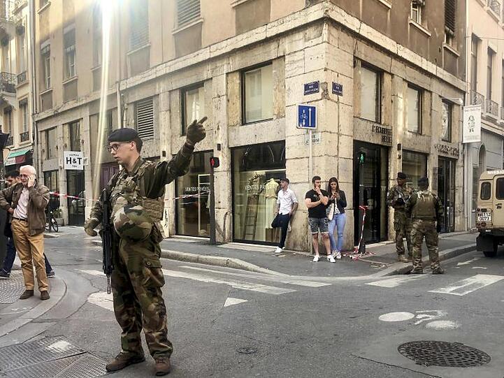Soldaten der französischen Anti-Terror-Einheit "Vigipirate Mission" sichern eine Straße in Lyon.