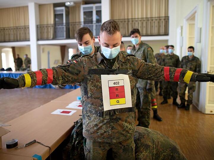 Soldaten der Bundeswehr testen in Zusammenarbeit mit dem Fraunhofer-Institut eine COVID19-Tracking App in der Julius-Leber-Kaserne.