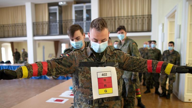 Soldaten der Bundeswehr testen in Zusammenarbeit mit dem Fraunhofer-Institut eine COVID19-Tracking App in der Julius-Leber-Kaserne. Soldaten der Bundeswehr testen in Zusammenarbeit mit dem Fraunhofer-Institut eine COVID19-Tracking App in der Julius-Leber-Kaserne.