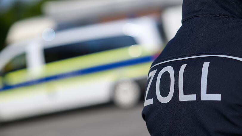 Zollbeamte stehen bei einer Kontrolle.