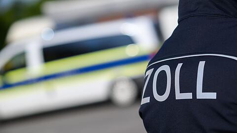 Zollbeamte stehen bei einer Kontrolle.