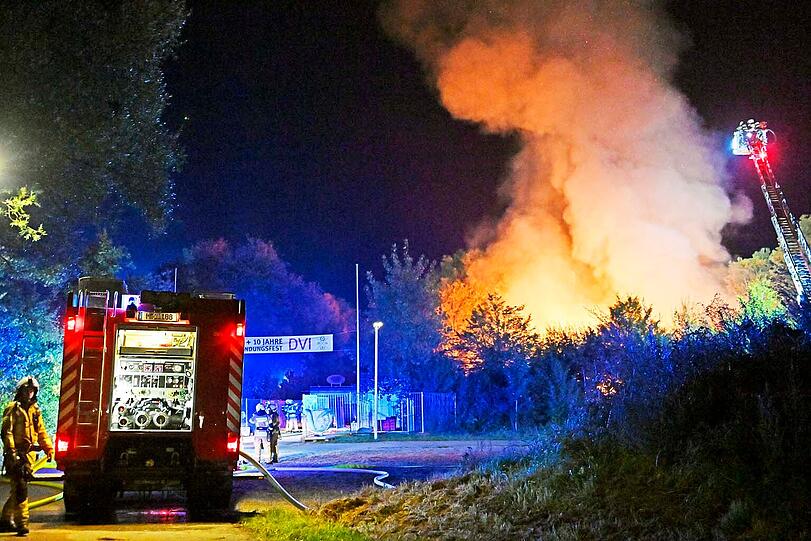 Insgesamt waren über 150 Einsatzkräfte vor Ort.  Am Ende stürzte die Holzhalle vollständig ein.