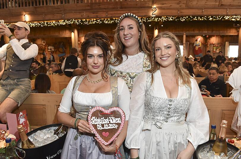 Verena Pechtl mit den Influencerinnen Jana und Teresa, die auf Social Media als "These Girls" bekannt sind.