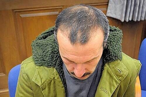 Den Kopf gesenkt, die Hände gefesselt: Mehmet Ö. muss sich nun vor dem Schweinfurter Landgericht verantworten.
