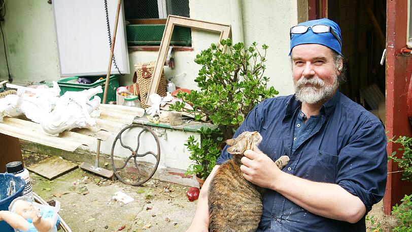 Nikolaus Keller im kreativen Chaos seiner Hinterhof-Werkstatt – die Nachbarskatzen holen sich regelmäßig Streicheleinheiten ab. Nikolaus Keller im kreativen Chaos seiner Hinterhof-Werkstatt – die Nachbarskatzen holen sich regelmäßig Streicheleinheiten ab.