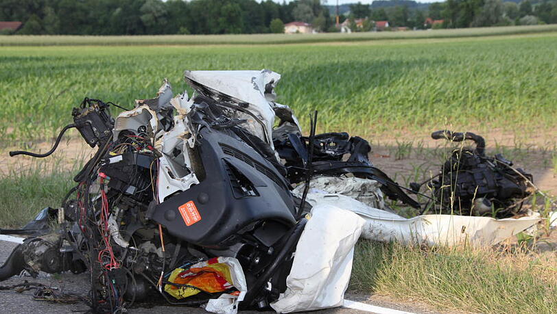 Durch die Wucht des Aufpralls wurde der Motorblock des Pkws vom Rest des Fahrzeugs weggerissen. Durch die Wucht des Aufpralls wurde der Motorblock des Pkws vom Rest des Fahrzeugs weggerissen.