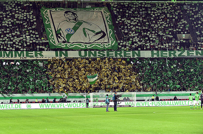 Fans, Spieler und Verantwortliche gedenken vor dem Rückrundenauftakt dem verstorbenen VfL-Profi Junior Malanda.