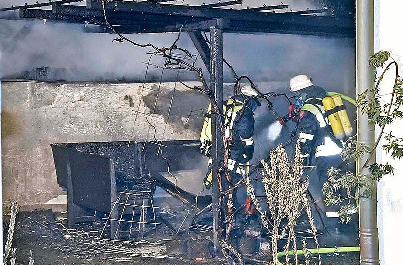 Bilder vom Feuerwehreinsatz in Hohenbrunn. In der Nacht auf Sonntag brannte es auf einer Veranda.