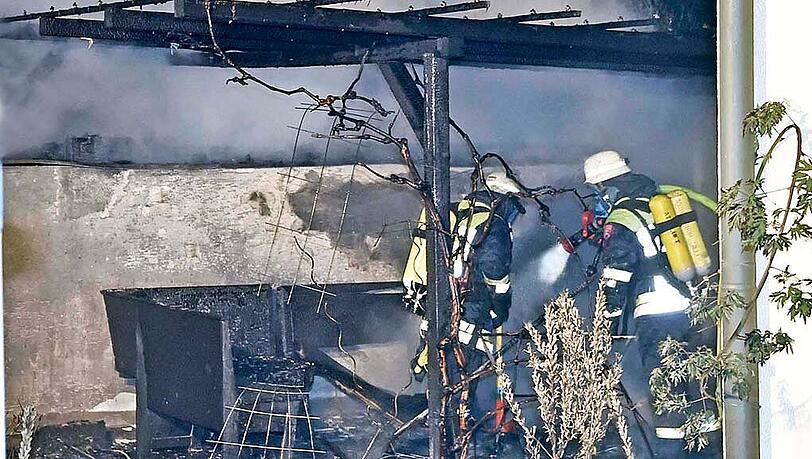 Bilder vom Feuerwehreinsatz in Hohenbrunn. In der Nacht auf Sonntag brannte es auf einer Veranda. Bilder vom Feuerwehreinsatz in Hohenbrunn. In der Nacht auf Sonntag brannte es auf einer Veranda.