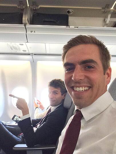Phillip Lahm hat im Flieger eine Reihe neben Thomas "E.T." Müller Platz genommen.