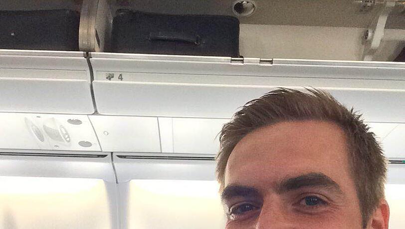 Phillip Lahm hat im Flieger eine Reihe neben Thomas "E.T." Müller Platz genommen.