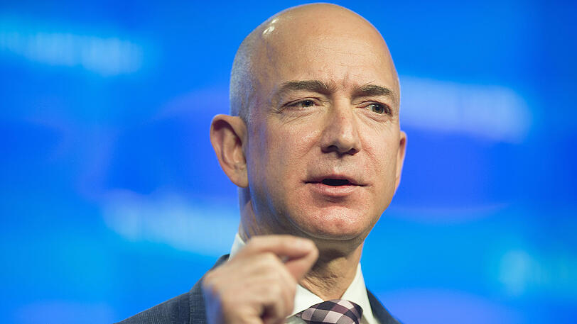 Amazon-Chef ist Jeff Bezos, der laut Forbes-Magazin mit einem Vermögen von über 90 Milliarden Dollar neuerdings der reichste Mensch der Welt ist.